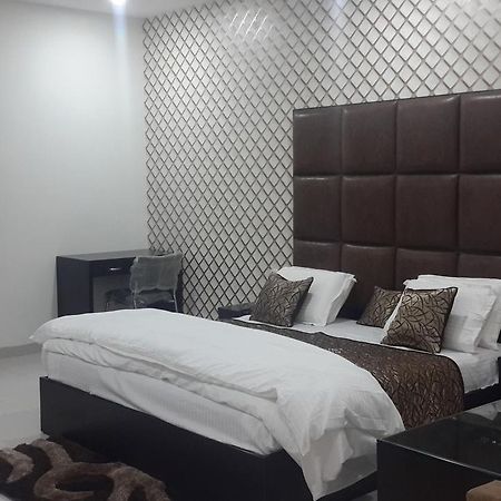 Hotel Mandakini Lush Канпур Екстериор снимка