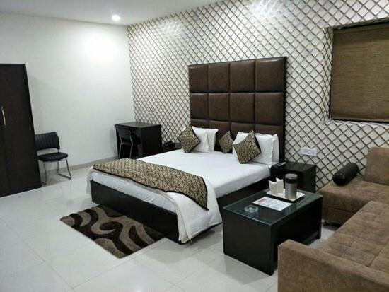 Hotel Mandakini Lush Канпур Екстериор снимка
