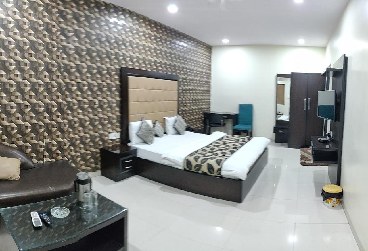 Hotel Mandakini Lush Канпур Екстериор снимка