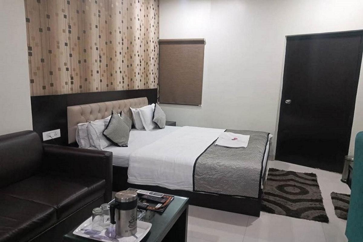 Hotel Mandakini Lush Канпур Екстериор снимка