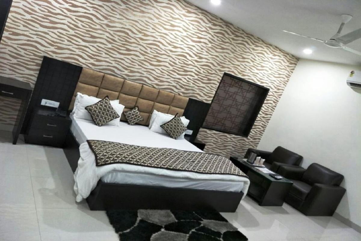 Hotel Mandakini Lush Канпур Екстериор снимка