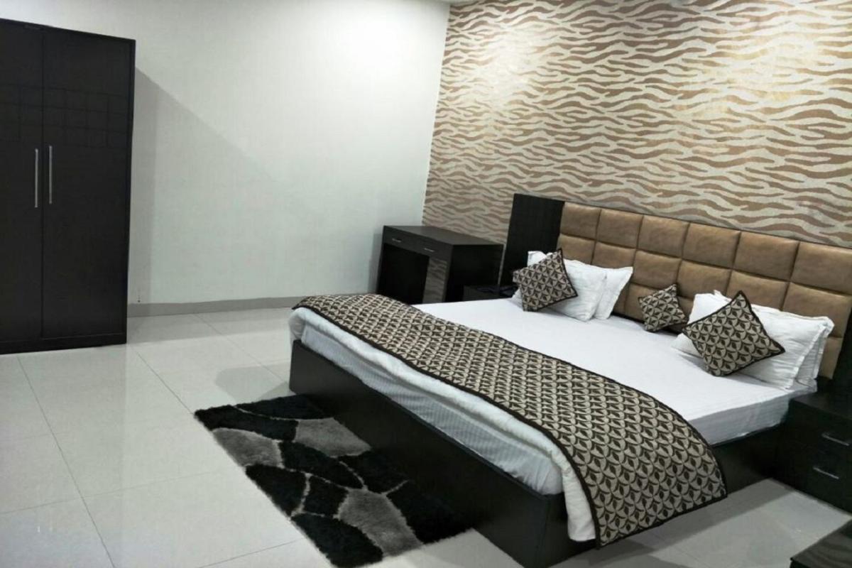 Hotel Mandakini Lush Канпур Екстериор снимка