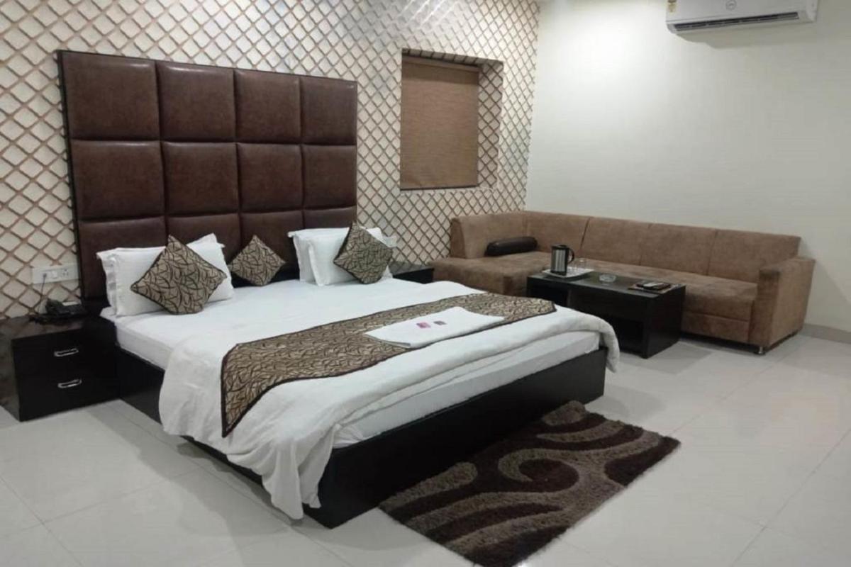 Hotel Mandakini Lush Канпур Екстериор снимка