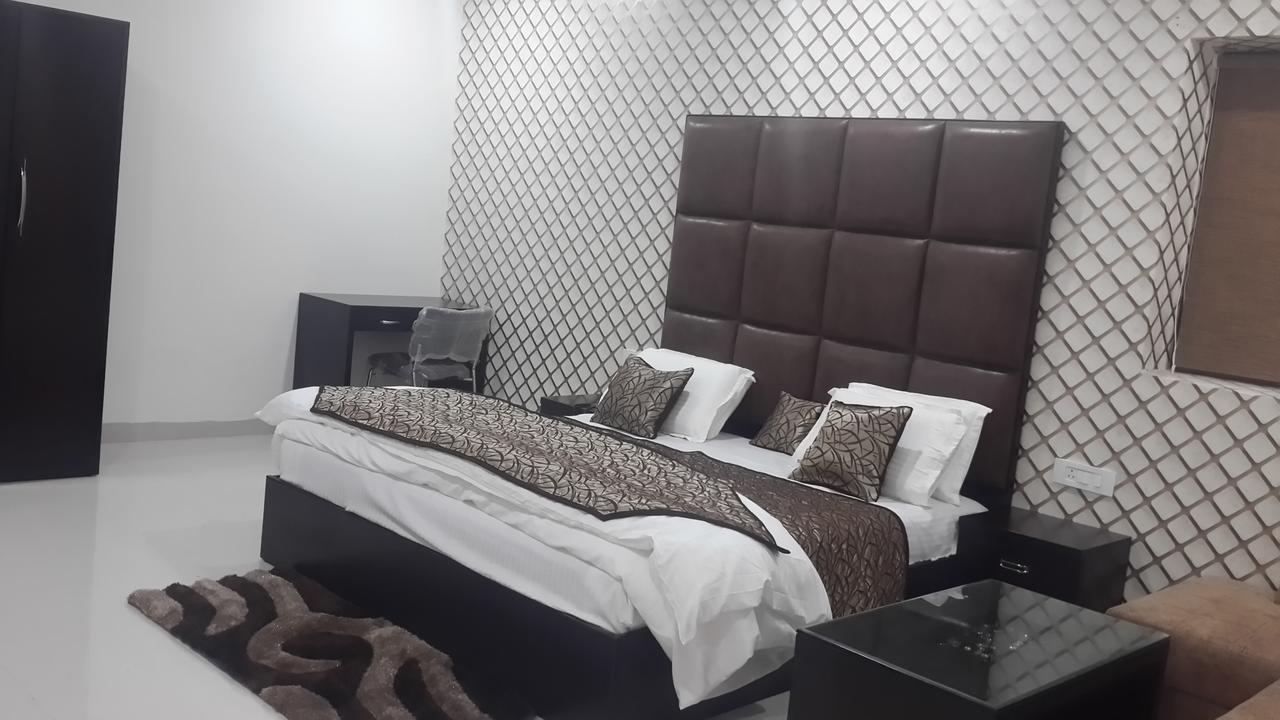 Hotel Mandakini Lush Канпур Екстериор снимка