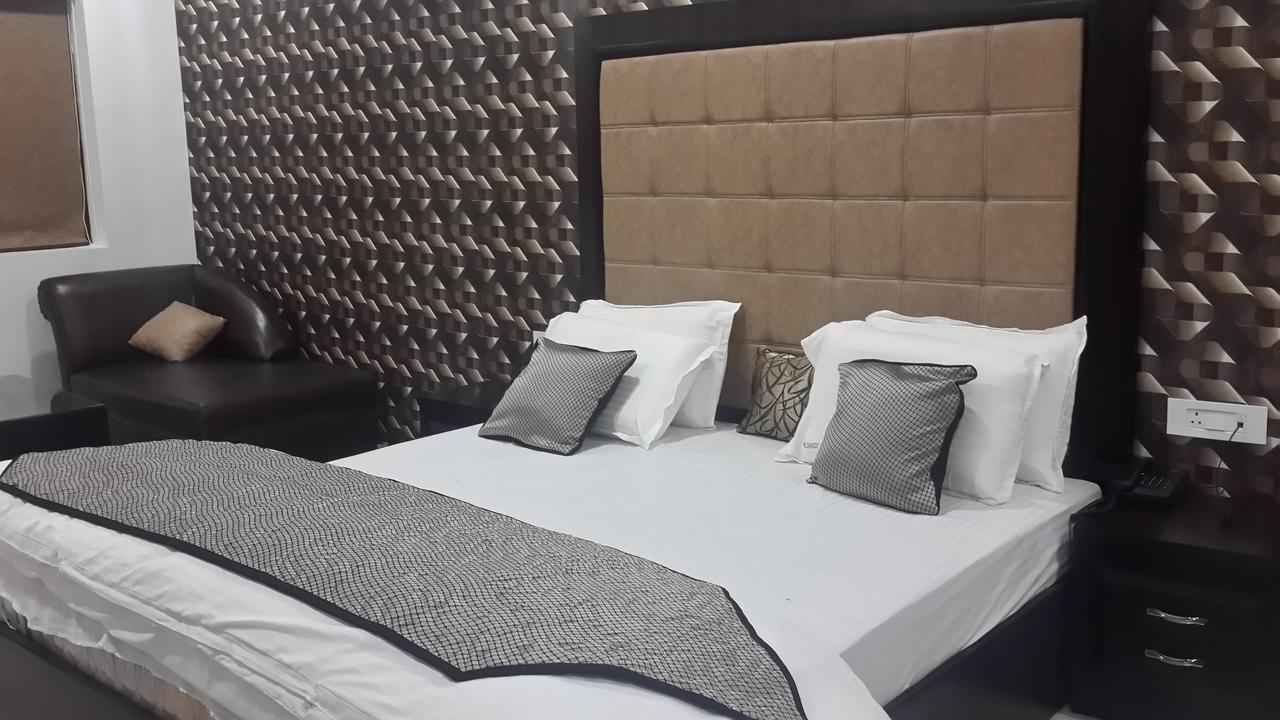 Hotel Mandakini Lush Канпур Екстериор снимка