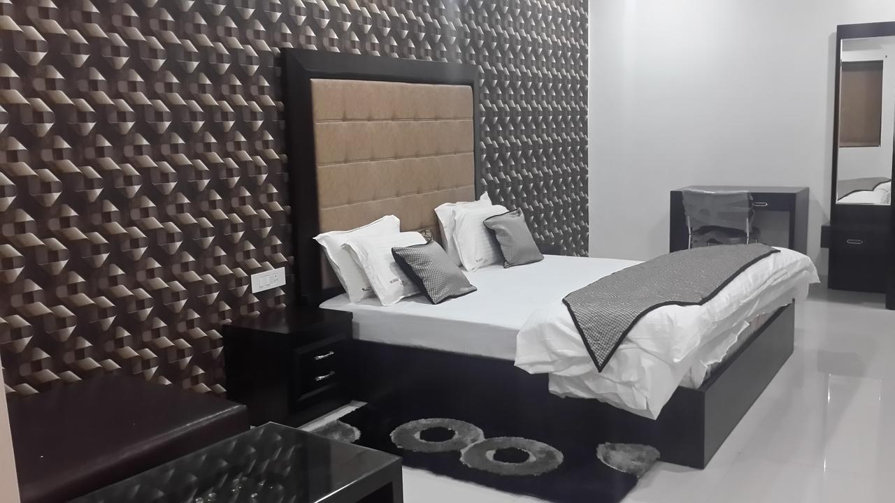 Hotel Mandakini Lush Канпур Екстериор снимка