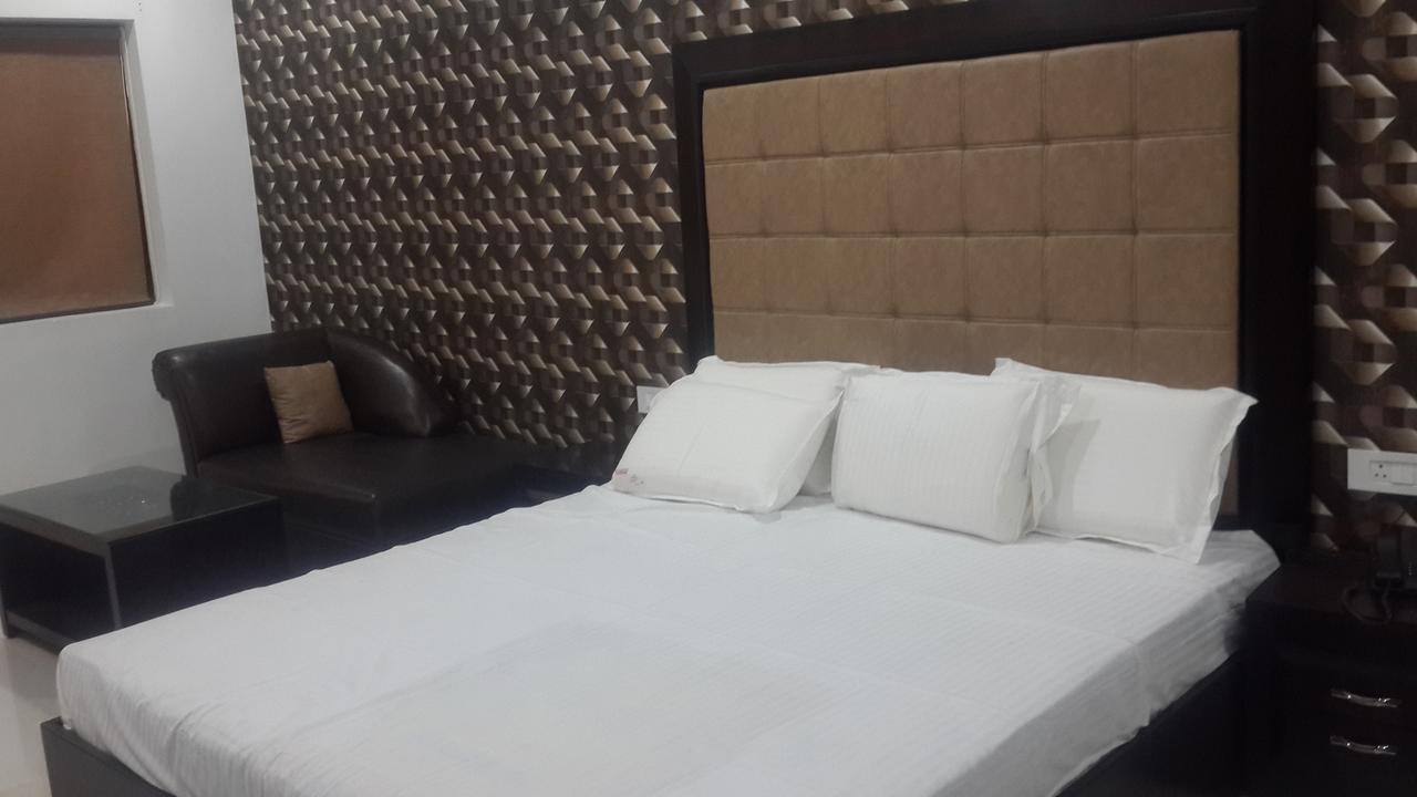 Hotel Mandakini Lush Канпур Екстериор снимка