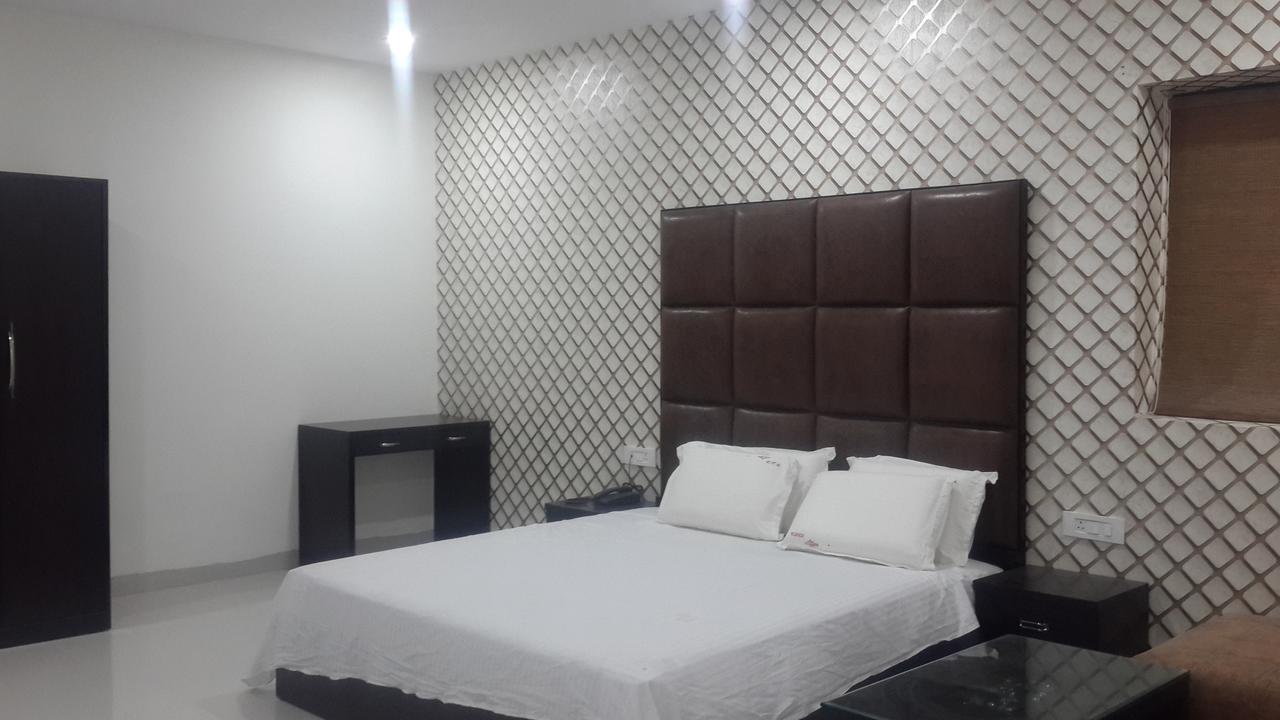 Hotel Mandakini Lush Канпур Екстериор снимка