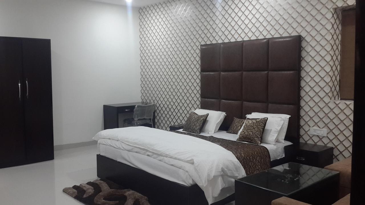 Hotel Mandakini Lush Канпур Екстериор снимка