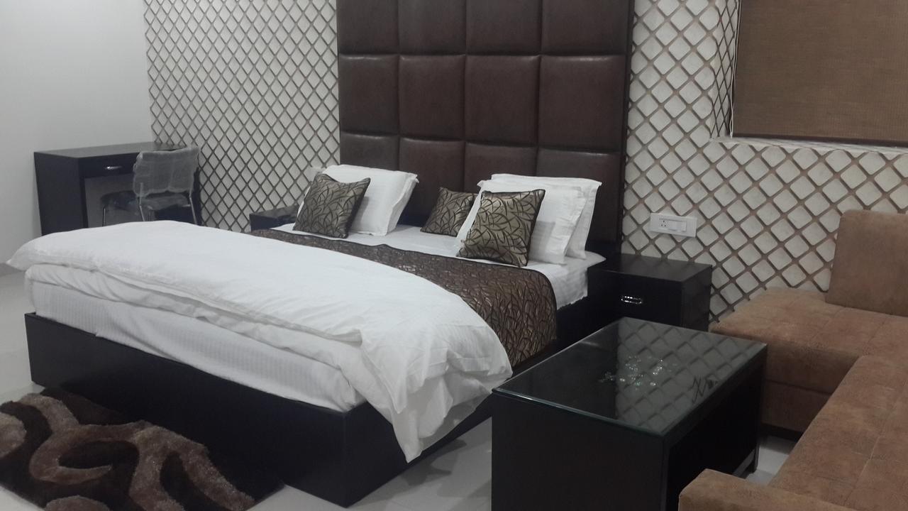 Hotel Mandakini Lush Канпур Екстериор снимка