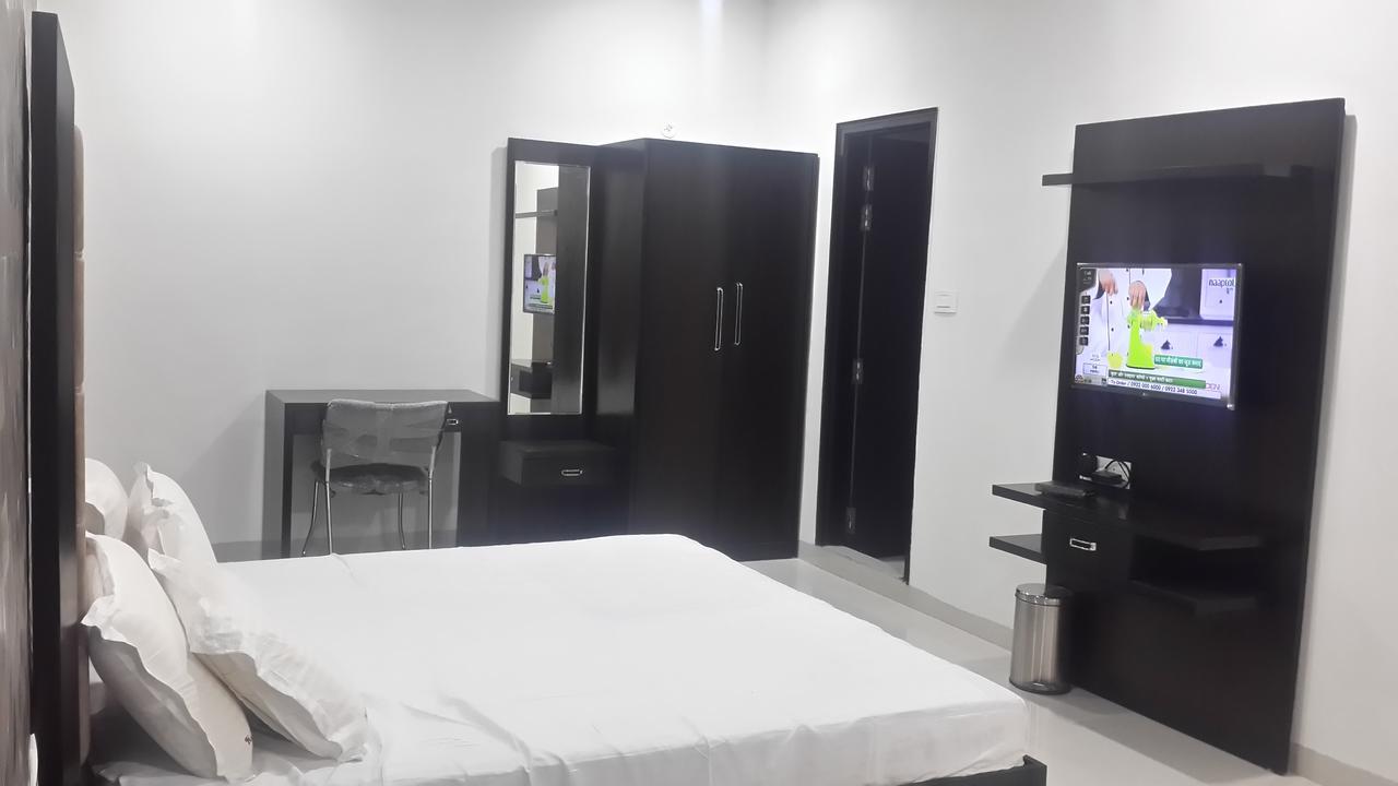 Hotel Mandakini Lush Канпур Екстериор снимка