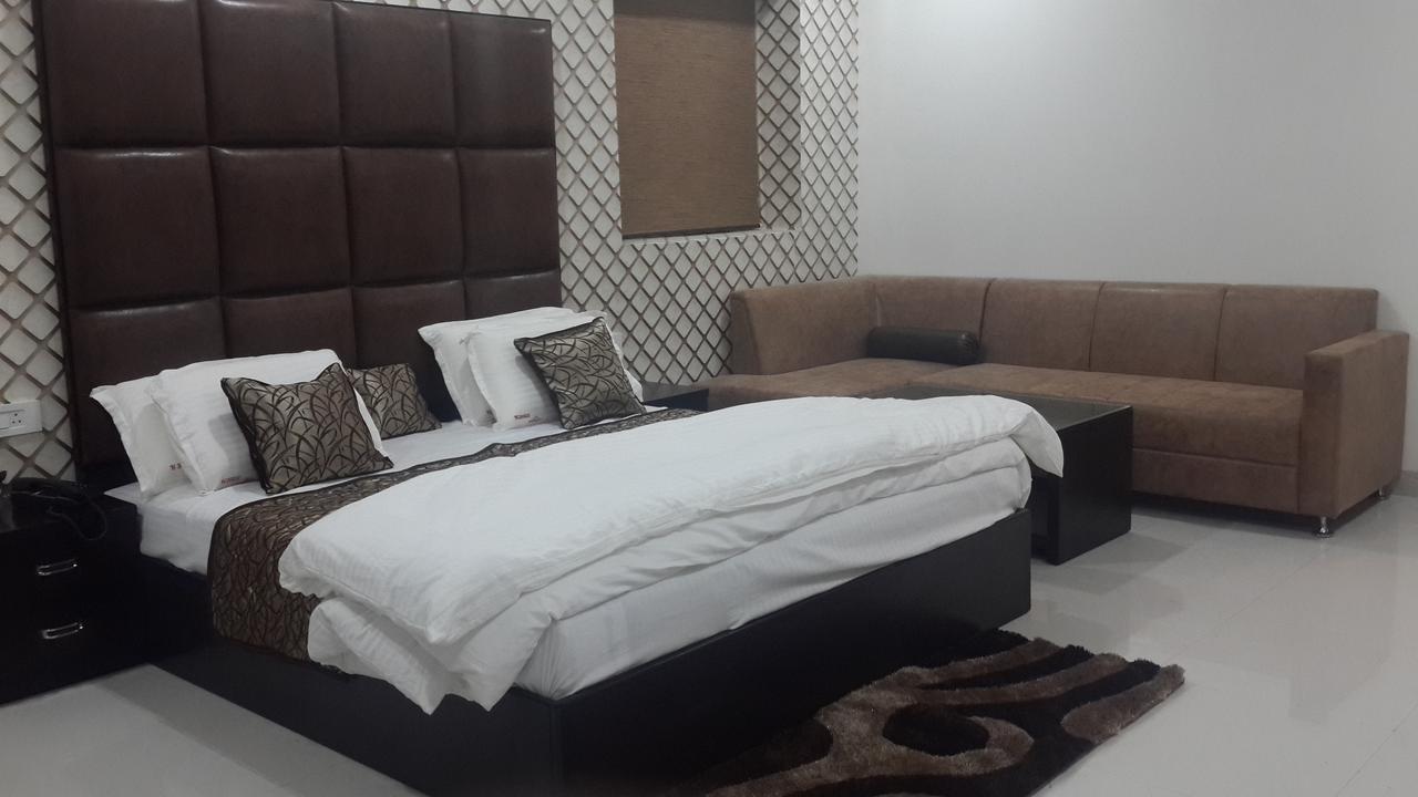 Hotel Mandakini Lush Канпур Екстериор снимка