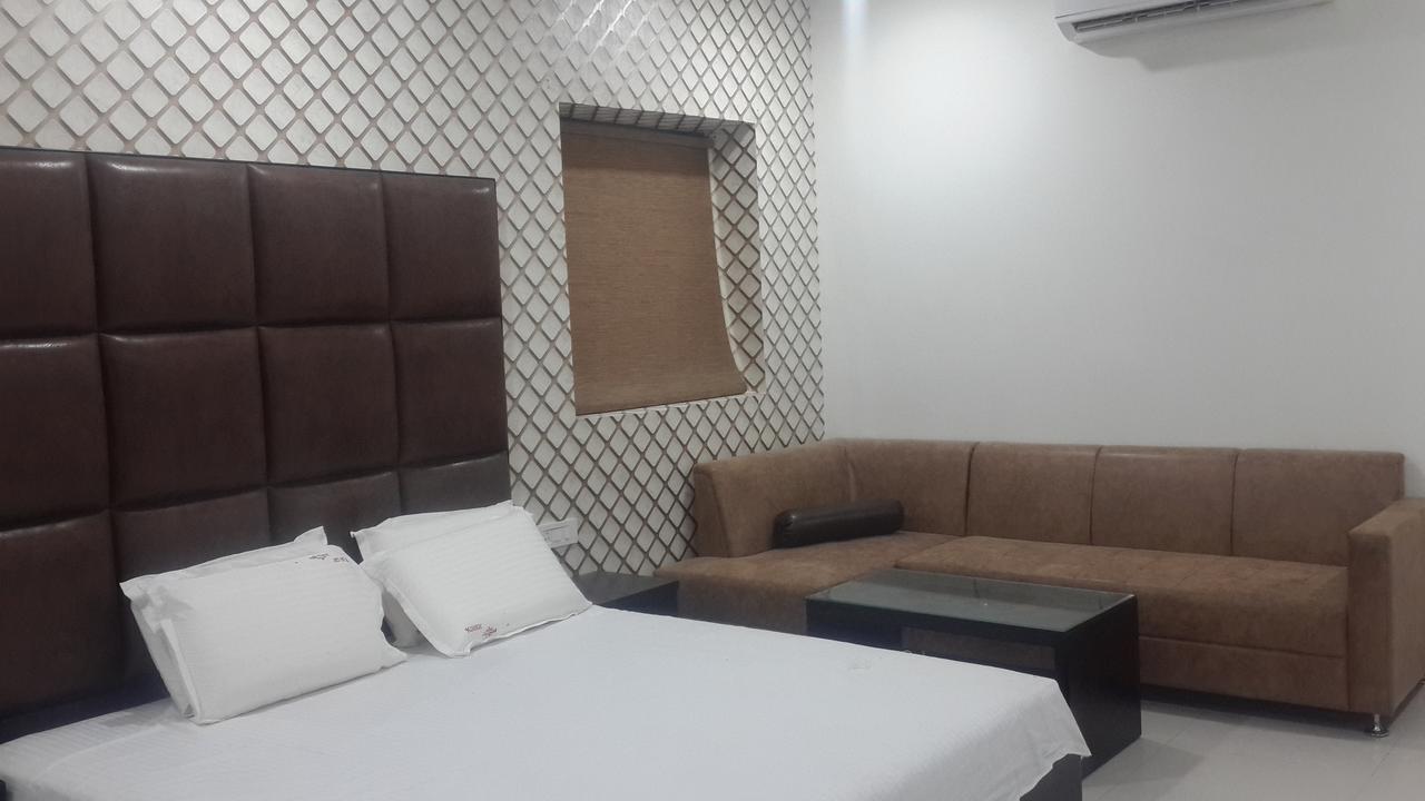 Hotel Mandakini Lush Канпур Екстериор снимка