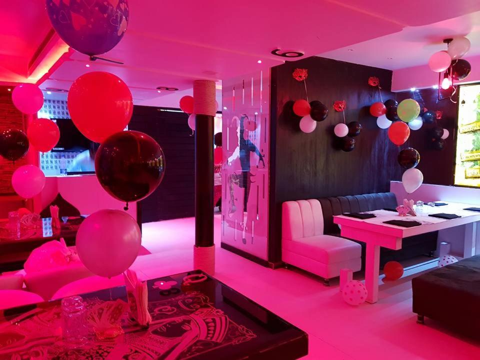 Hotel Mandakini Lush Канпур Екстериор снимка